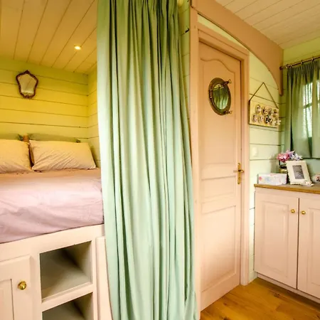 La Des Chouettes Bed & Breakfast 3*
